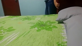 狂欢后他在淋浴间里看着我