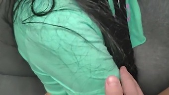 业余继妹在沙发上从后面