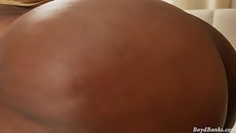 拥有大自然乳房的美丽胖女人享受着一根大黑鸡巴