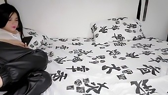 少女在业余视频中自制肛门舔和舔阴部