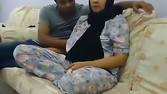 三个男人和一个女孩在狂野的孟加拉国狂欢中