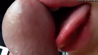热辣的女友给了一个惊人的口交快感