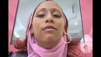 拥有大自然胸部的阿拉伯美女从男人那里接受面部射精