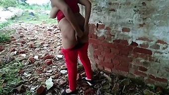 Bhabhi在丛林里被大屁股操