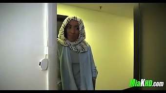 Mia Khalifa帮助她的印度朋友学习如何给口交快感