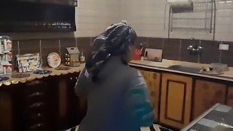 非洲夏洛特在热辣的邂逅中遇到了美国熟女