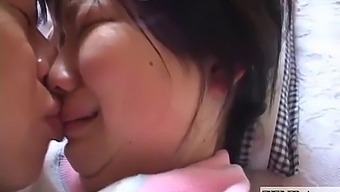 年轻的日本女孩与英语老师探索性欲