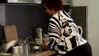 成熟美胖女人奶奶在厨房里被操