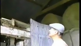 小个子法国女孩被老农民的阴茎填满