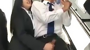 一位日本女士在公共巴士上打手枪