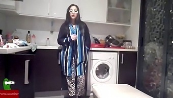 我女友第一次戴眼镜被打屁股,都被拍到自制视频