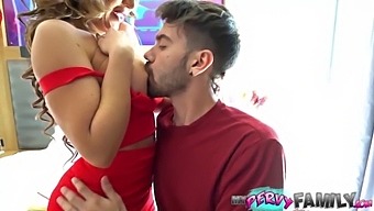 胸部丰满的继母安慰大奶少女 - Richelle Ryan