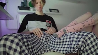 姐姐穿着可爱的袜子给我足部按摩