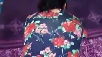 印度家庭主妇与她的配偶进行性活动