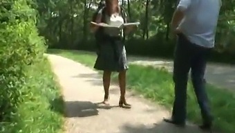 业余情侣在树林里与成熟的荷兰妻子享受户外性爱