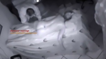 秘密摄像头捕捉到亲密的按摩遭遇