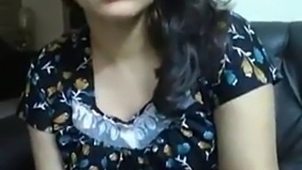 印度丰满的熟女与她的伴侣进行视频通话