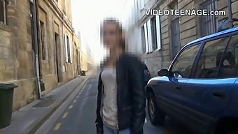 年轻紧张的青少年试镜业余色情片
