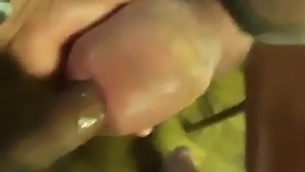 巨大的阴茎在同性恋色情中