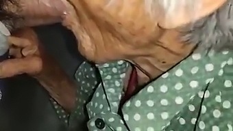 老年中国女人的激情邂逅