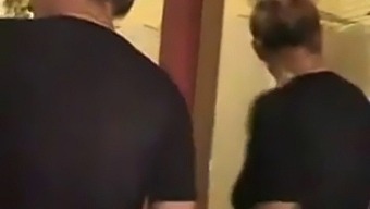 继母和她的继子一起享受热辣的洗澡时间