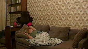 家庭恋情:摄像机捕捉到父女的亲密时刻