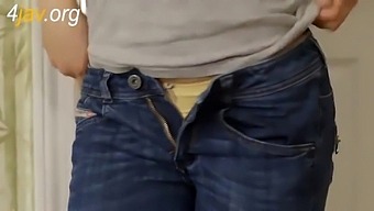 友好的韩国熟女被她的朋友操了