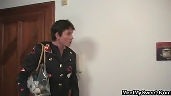 奶奶的惊喜:继父和女儿的禁忌三人行