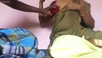 雇主按摩非洲女佣的乳房和乳头。