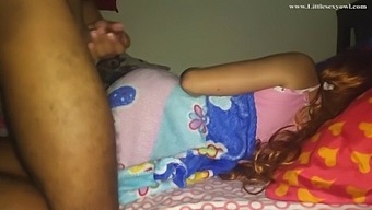 继父的惊喜:睡眠期间无意的深喉射精