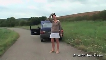 迷人的年轻女子在旅途中诱惑一位年长的绅士