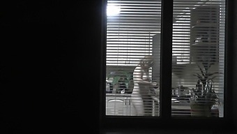裸体家庭成员在公共场合勾引偷窥者