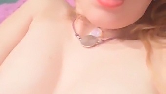 用这个色彩缤纷的口交视频探索口交的美感