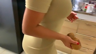 继妹在厨房里被抓住,我们最终进行了真正的性爱