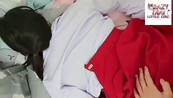 穿着制服的大学生在宿舍房间里与男友热情做爱