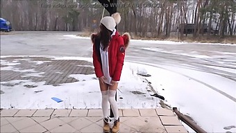 性欲高涨的女孩在路上得到了强烈的高潮