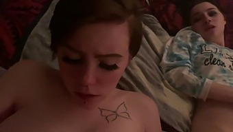 第一次与大屁股宝贝和她的女同性恋女友一起三人行
