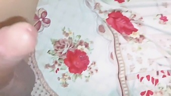 在女性的私处射精,同时保持站立姿势