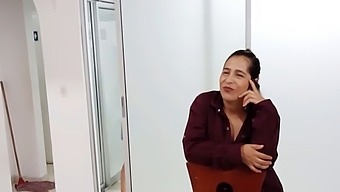 拉丁裔继母打断情人的电话,惩罚她