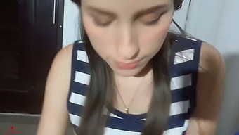 少女妹妹在公共场合为我的阴茎口交