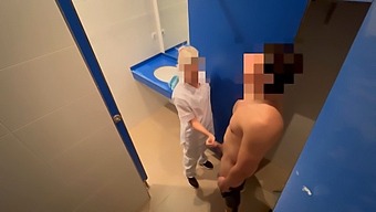 我偷偷溜进健身房浴室,被清洁女孩抓住,她主动帮我打手枪