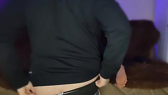 女权主义老板穿着紧身裤支配和羞辱下属