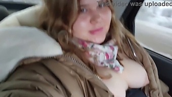 丰满的可爱女孩在后座变得淘气