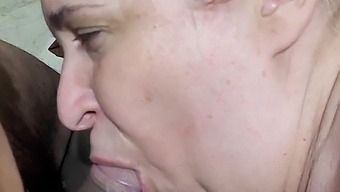 丰满的老女人给年轻的送货员口交快感