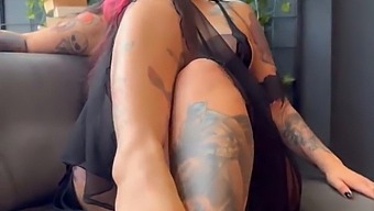 纹身女人性欲高涨,展示她的体格
