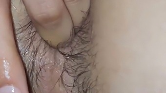 陶醉的女孩在数字上放屁