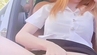 泰国女孩在户外炫耀她惊人的裸体