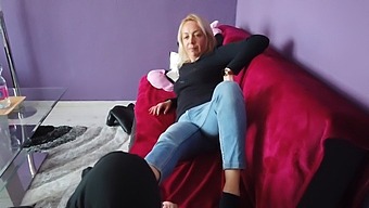 金发美女第一次探索足部恋物癖