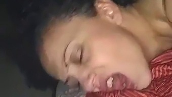 乱交的なパートナーとの蒸し暑いオーラルセックス。露出狂のスタイル。