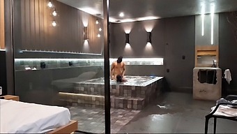 汽车旅馆浴室淋浴中的顶级性爱